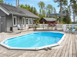 Amazing Home In Hammar&ouml; With Lake View，位于Hammar&ouml;的带泳池的酒店