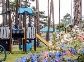 Pomorze Health&Family Resort -Domki całoroczne，位于乌斯特卡的度假村