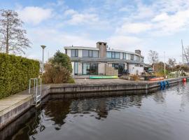 Luxe vakantiehuis aan het water, Lemmer，位于莱米尔的酒店