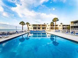 Beachfront oasis, heated pool and garden view #17，位于马拉松的酒店