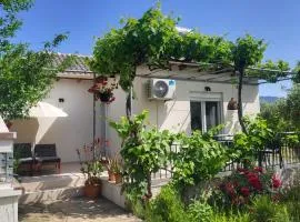 Ioannis Houses - gemütliches Ferienhaus im Olivenhain