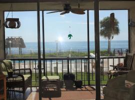 Oceanfront retreat, serene views & screened lanai #30，位于马拉松的酒店