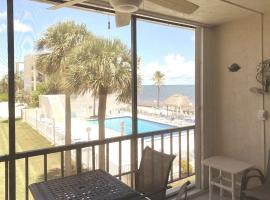 Pineapple Retreat, Serene Ocean View Escape #12，位于马拉松的酒店