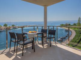 AP 4+2 in one of the most luxury building in Omis，位于奥米什的酒店