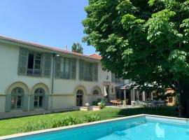 Les Gargouilles - House with crazy charm heated pool and garden，位于卡威尔奎的酒店