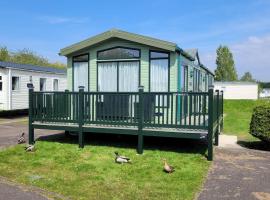 Lovely Caravan With A Homely Interior Southview Holiday Park Ref 33171v，位于斯凯格内斯的酒店