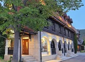 萨尔干斯卡奥斯米卡汽车旅馆