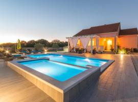Beautiful villa Maris with pool，位于Tinj的酒店