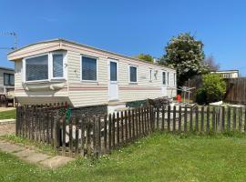 Homely Caravan Just A Short Walk To Hembsy Beach In Norfolk Ref 00036ba，位于赫姆斯比的露营地