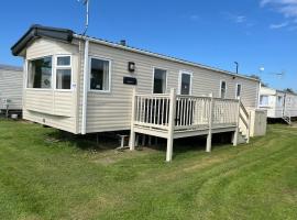 Lovely 8 Berth Caravan At Heacham Beach Park In Norfolk Ref 21029c，位于赫彻姆的露营地