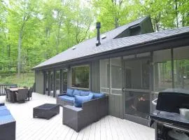Bobcat 22 -- Hot Tub, Game Room, Wifi, Fire Pit, Pool Access, Fireplace, Grill, Screen Porch, Hiking, Deck, King Bed, Pet Friendly