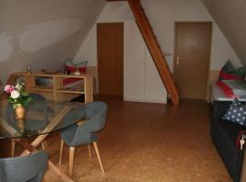 Ferienwohnung zum Holzwurm，位于Friedersdorf的带停车场的酒店