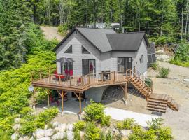 Lac-Mercher-2 - Chalet enchanteur avec terrasse et lac，位于Saint-Raymond的酒店