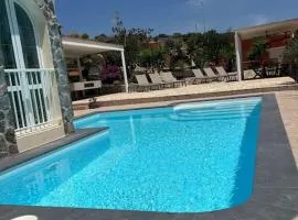 Casa Macken con piscina climatizada y jacuzzi