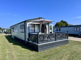 Stylish 3-bed Mobile Home on St Helen's Coastal Resort, Isle of Wight，位于Saint Helens的度假园