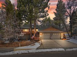 Oak Pines Lodge W Spa & fenced backyard，位于大熊湖的滑雪度假村