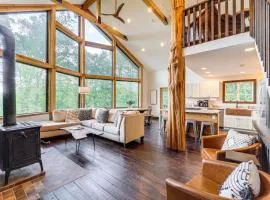 Luxe Appalachian Mountain Cabin with Hot Tub, Views