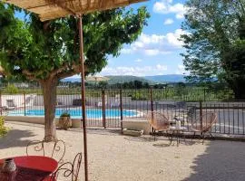 Gîte La Genestière au milieu des vignes, piscine partagée