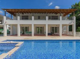 Villa Rosa: Modern Colonial Home with Pool，位于璜多里奥的酒店