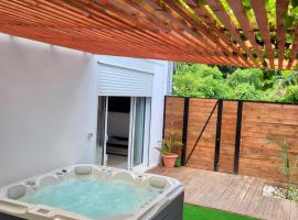 Jungle Room 3000 x Jacuzzi Privé - 2 personnes，位于Pamandzi的酒店