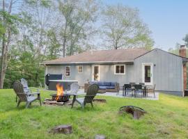 Modern Rustic Escape w/Hot Tub - High Falls Lodge，位于索格蒂斯的酒店