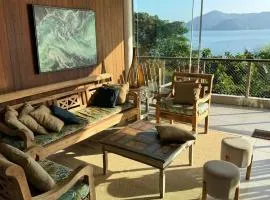 Casa Grande em Ubatuba Beira-Mar com Vista na Praia da Enseada Hospedagem Pé na Areia Aluguel Temporada