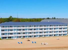 Blue Water Beachfront Hotel & Waterpark，位于麦基诺城佩尔斯顿地区机场 - PLN附近的酒店