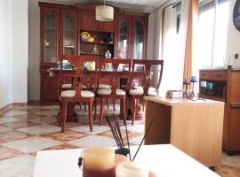 Elegant Apartment at Town Center and Close to the Beach，位于库列拉的酒店