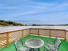 Winnisquam Lake Retreat，位于蒂尔顿的酒店