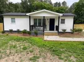 Peaceful & Cozy Home - 15 mins to Downtown Raleigh!，位于罗利的酒店
