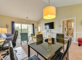 Charming Condo with Balcony, 1 Mi to UNC Charlotte!，位于夏洛特的酒店