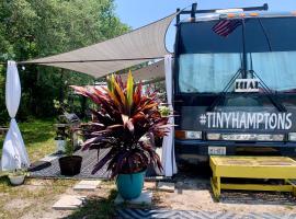 Unique tour bus conversion, Pet friendly, The Jitney，位于克莱蒙的小屋