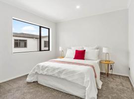 Holiday Home at Huia Road，位于奥克兰的酒店
