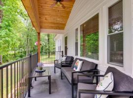 3 Mi to Downtown Home with Fire Pit in Forest City，位于福里斯特城的酒店
