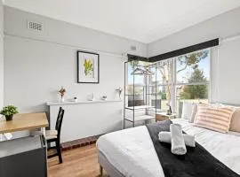 Classic Double Room - Centrally Located at Narwee - Shared Bathroom