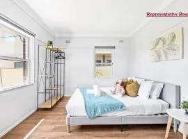 Cozy Queen Room in Narwee - Next to Stations & Shops - Shared Bathroom