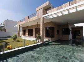 The Lawn House : 3BHK Furnished Villa with Lawn，位于阿姆利则的乡村别墅