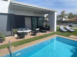 Chalet de lujo con piscina privada, cerca de la playa，位于托雷德尔马尔的酒店