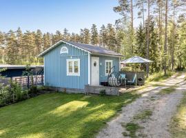 Chalet Sandsjöfors - SND143 by Interhome，位于Sandsjöfors的带停车场的酒店