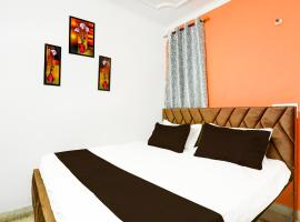 Roomshala 170 Hotel Aura - Malviya Nagar，位于新德里Malviya Nagar的酒店