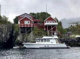 Traditional Hamnøya Rorbua with spectacular view!