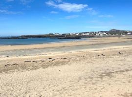 Trearddur Bay ground floor apartment，位于特雷杜尔的酒店