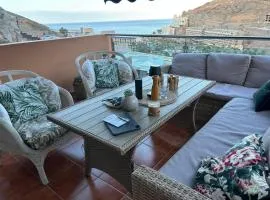 Apartment with views of sea and mountains