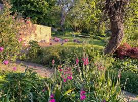 Masons Cottage, an Idyllic retreat in an area of outstanding beauty, close to Blenheim Palace, Oxford & The Cotswolds，位于Stonesfield的自助式住宿