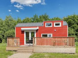 Rode Tiny House met zwembad，位于泽沃德的酒店