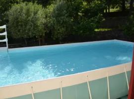 Maison charmante avec piscine et jardin à Robiac-Rochessadoule，位于Rochessadoule的酒店