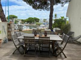 Marina avec place de bateau à port Camargue，位于勒格罗-迪鲁瓦的酒店