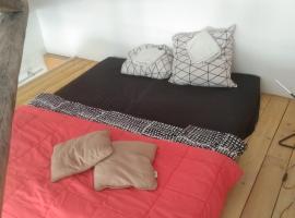 Matelas sur mezzanine dans loft vide，位于塞特港的酒店