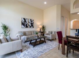 Luxury Townhouse Minutes from Beach and Downtown，位于Indian Harbour Beach的酒店