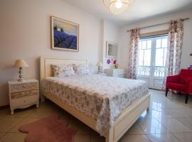 Charm Apartment T2 All With Big Terrace Albufeira Self check-in，位于阿尔布费拉欧拉海滩附近的酒店